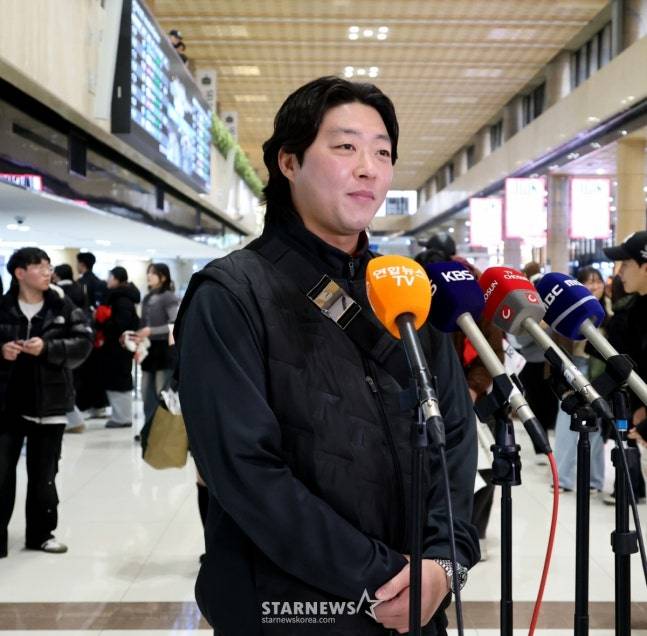 KIA로 이적한 김범수가 스프링캠프 출국을 앞두고 인터뷰를 하고 있다. /사진=강영조 선임기자