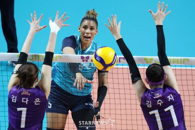 2025-2026시즌 V리그 여자부 GS칼텍스 대 흥국생명 경기가 29일 서울 장충체육관에서 열렸다.  GS칼텍스 실바가 흥국생명 김다은, 김수지의 더블 블로킹 위로 강스파이크를 날리고 있다. /사진=김진경 대기자