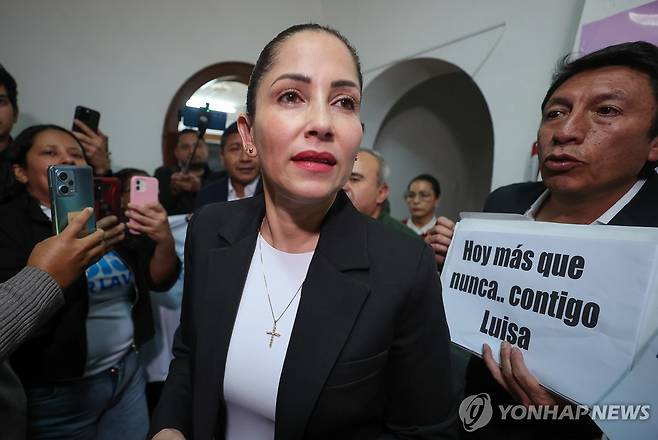 28일(현지시간) 압수수색 관련 기자회견하는 에콰도르 좌파 야당 전 대표 [키토 EPA=연합뉴스. 재판매 및 DB 금지]