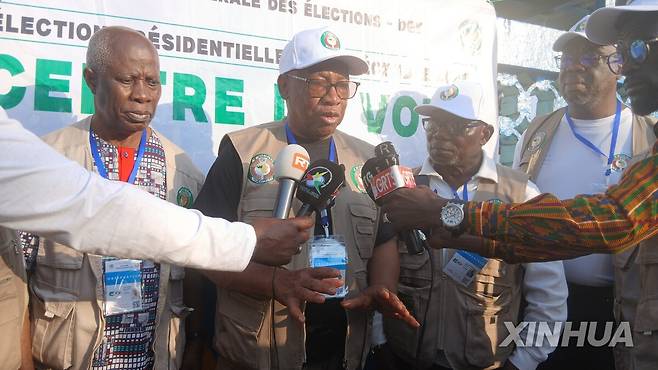 기니 대선 관련 인터뷰하는 서아프리카경제공동체(ECOWAS) 선거 참관단원 [신화 연합뉴스 자료사진. 재판매 및 DB 금지]