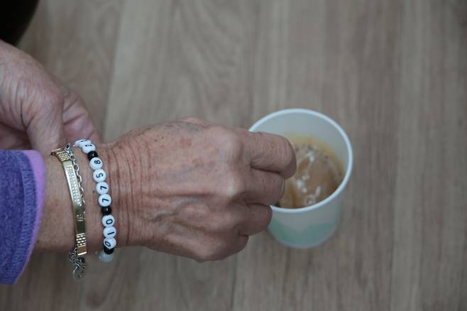 따뜻한 커피 타는 권분행 어르신 [촬영 황수빈]