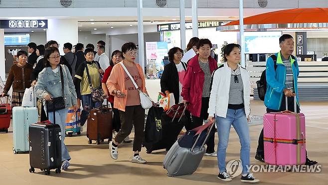 중국인 무비자 단체관광객들 입국 [연합뉴스 자료사진]