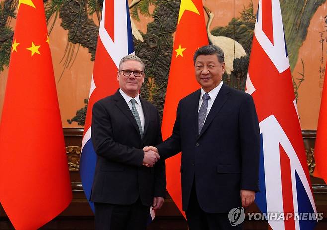악수하는 중국·영국 정상 중국을 방문한 키어 스타머(사진 왼쪽) 영국 총리와 시진핑 중국 국가주석이 29일 베이징 인민대회당에서 진행된 정상회담에 앞서 악수하고 있다. 2026.1.29 [로이터=연합뉴스]