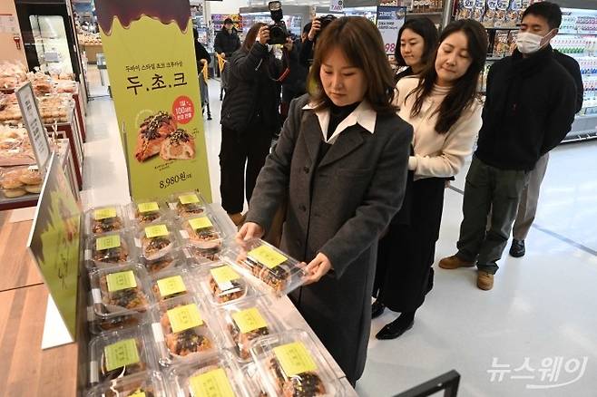 신세계푸드의 가성비 디저트 '두바이 스타일 초코 크루아상(두초크)'가 출시된 30일 오전 서울 용산구 이마트 용산점 내 베이커리에서 소비자들이 '두초크'를 구매하고 있다. 사진=강민석 기자 kms@newsway.co.kr