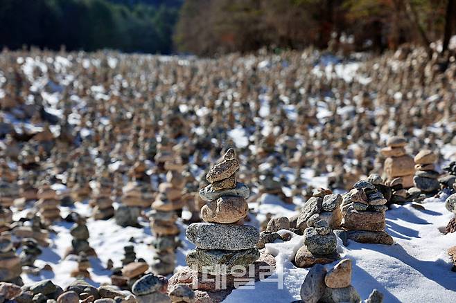백담사 계곡에 세워진 돌탑들. 누군가의 소망과 기도가 차곡차곡 쌓여 겨울 계곡을 가득 채웠다.