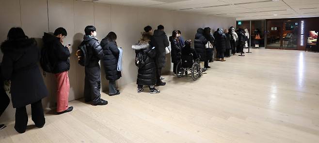 ‘두쫀쿠(두바이쫀득쿠키)’ 열풍이 이어지며 스타벅스가 30일부터 6개 매장에서 ‘두바이 쫀득롤’ 판매를 시작했다. 사진은 서울 종로구 한 스타벅스 매장에서 시민들이 구매를 위해 기다리고 있는 모습(사진=연합뉴스).