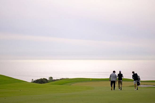 토리파인스 골프클럽은 바다를 끼고 도는 절경이 아름답다. 선수들이 남코스 14번홀 코스를 걸어가고 있다. (사진=AFPBBNews)