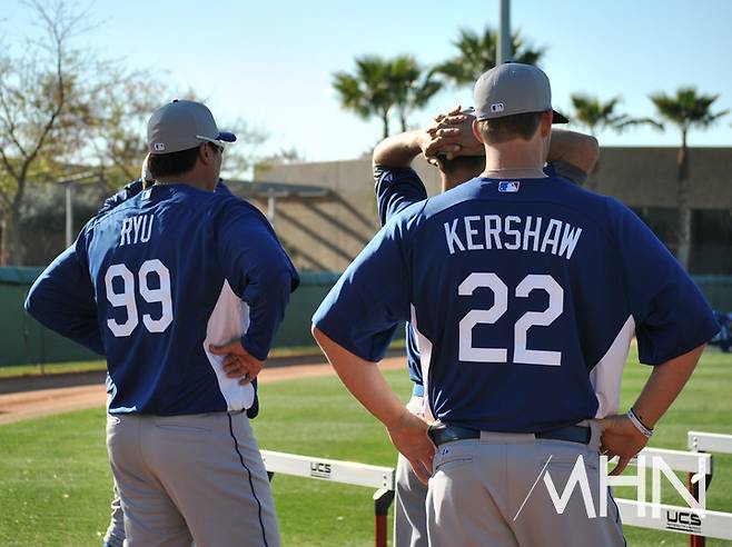 (2013년 스프링캠프에서 류현진(왼쪽)과 커쇼가 함께 운동을 하고 있다)
