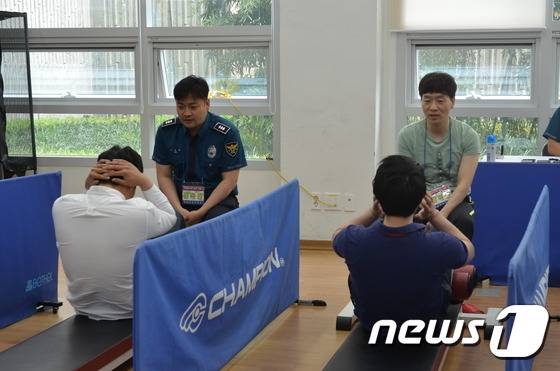 지난 2017년 5월 24일  오전 충남지방경찰청 상무관에서 열린 경찰공무원 체력검정에서 한 경찰관이 윗몸일으키기를 하고 있다. (자료사진) 2017.5.24/뉴스1 ⓒ News1 박현석 기자