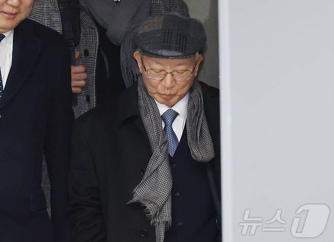 양승태 전 대법원장이 30일 서울 서초구 서울고등법원에서 열린 '사법농단 혐의' 2심 선고 공판에서 징역 6개월에 집행유예 1년을 선고 받은 후 법원 청사를 나서고 있다. (공동취재) 2026.1.30/뉴스1 ⓒ News1 김성진 기자