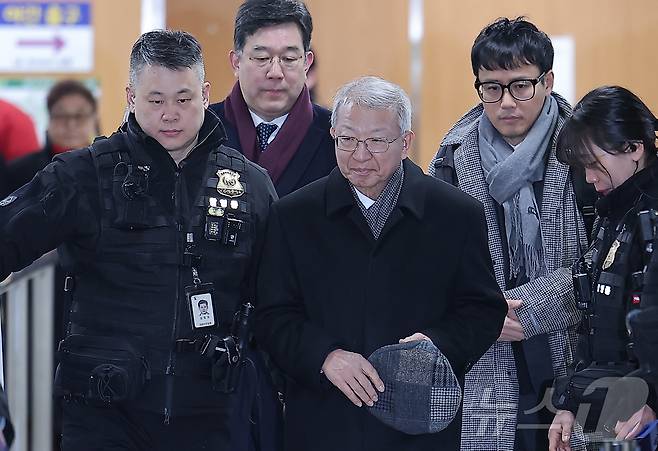 '사법농단' 의혹을 받는 양승태 전 대법원장이 30일 서울 서초구 서울고등법원에서 열린 직권남용 권리 행사 방해 혐의 2심 선고 공판에 출석하고 있다. 2026.1.30/뉴스1 ⓒ News1 김성진 기자