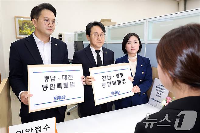 천준호 더불어민주당 원내수석부대표와 전용기 원내소통수석부대표, 백승아 원내대변인이 30일 서울 여의도 국회 의안과에 '충남·대전 통합특별법'과 '전남·광주 통합특별법'을 제출하고 있다. (공동취재) 2026.1.30/뉴스1 ⓒ News1 신웅수 기자