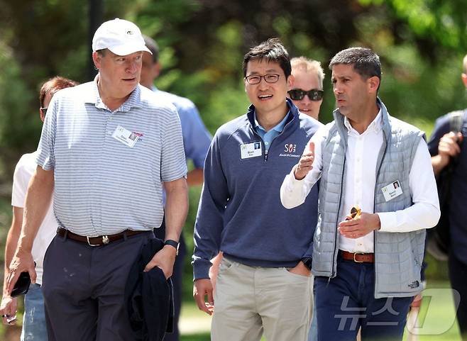 김범석 쿠팡 의장(가운데)이 지난 2023년 7월 13일 미국 아이다호주 선밸리에서 열린 '앨런 앤드 컴퍼니 콘퍼런스(Allen & Company Sun Valley Conference)'에서 차기 연준 의장 후보로 거론되는 케빈 워시 전 연준 이사(오른쪽), 전설적인 헤지펀드 투자자 스탠리 드러켄밀러(왼쪽)와 함께 걷고 있다. 워시 전 이사는 2019년부터 쿠팡의 사외이사를 맡아 김 의장의 멘토 역할을 해온 것으로 알려졌다. ⓒ AFP=뉴스1