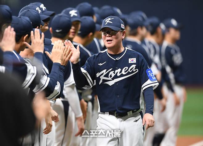 류지현 감독이 9일 서울 고척 스카이돔에서 열린 ‘2025 K-베이스볼 시리즈’ 체코와 2차전 경기 선수 소개 때 하이파이브를 하며 입장하고 있다. 고척 | 최승섭기자 thunder@sportsseoul.com