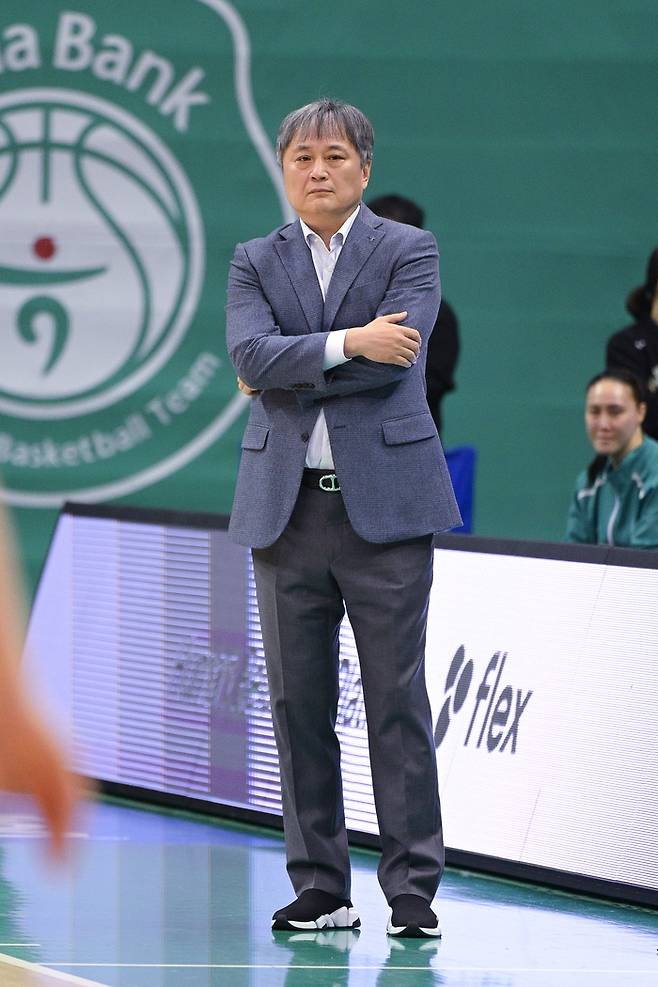 하나은행 이상범 감독이 30일 부천체육관에서 열린 BNK금융 2025~2026 여자프로농구 정규리그 BNK와 경기에서 선수들의 플레이를 지켜보고 있다. 사진 | WKBL