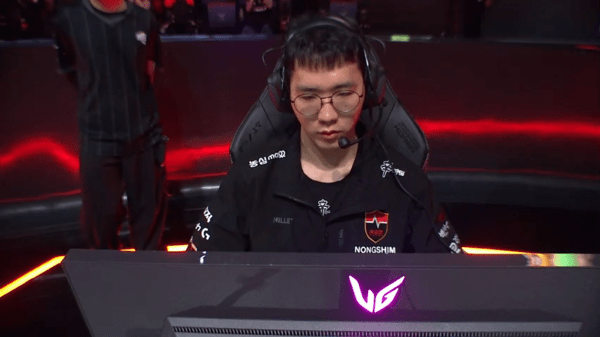 초반 두 세트를 선점하며 흐름을 잡았던 농심 레드포스가 KT 롤스터의 거센 반격에 흔들렸지만, 마지막 5세트에서 '킹겐' 황성훈의 올라프를 앞세워 풀세트 접전에 마침표를 찍었다. .(농심 레드포스 & KT 롤스터 =3:2 /POM=김태윤). /사진=네이버 치지직 라이브영상 캡처