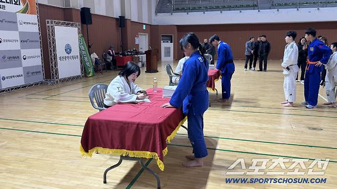 허미미가 대전 유도 꿈나무들에게 사인을 해주고 있다. 사진제공=대전시체육회