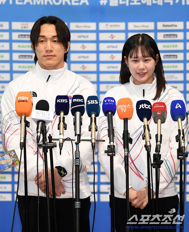 제25회 밀라노 코르티나담페초 동계올림픽 참가하는 대한민국 선수단 본진이 30일 인천국제공항을 통해 이탈리아로 출국했다. 김지수, 홍수정이 인터뷰를 하고 있다. 인천공항=박재만 기자 pjm@sportschosun.com/2026.01.30/