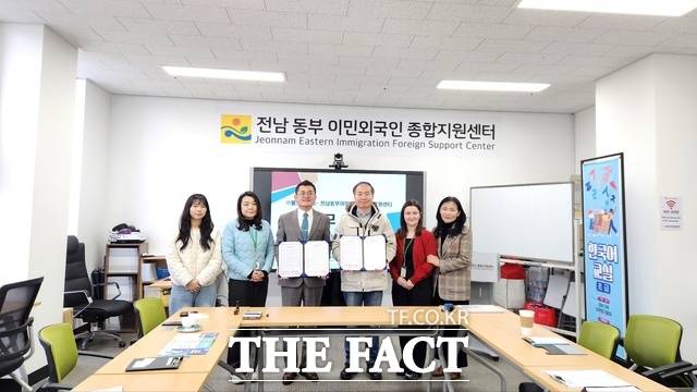 전남동부이민외국인종합지원센터가 30일 월드다가치, 김현진 노무사사무소와 업무협약을 체결하고 기념 촬영을 하고 있다. /고병채 기자