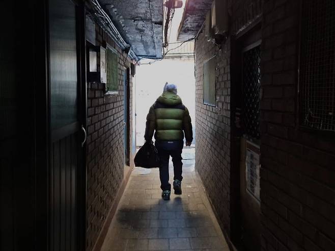 체감온도 영하 16도의 한파가 덮친 28일 오전 서울 종로구 돈의동 쪽방촌에서 한 주민이 두꺼운 패딩을 입은 채 걸어가고 있다. 오지은 기자