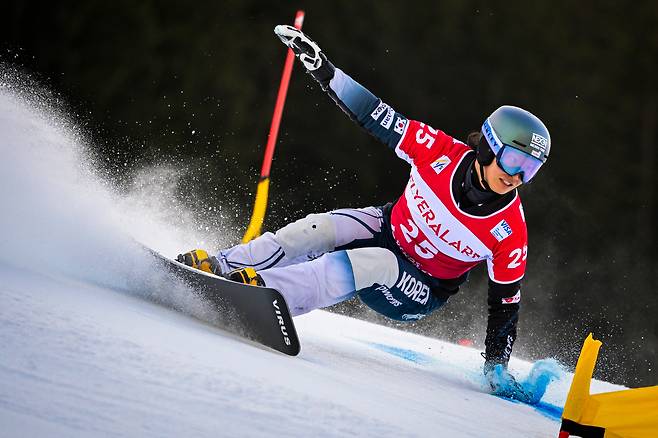 ‘배추 보이’ 이상호가 지난달 FIS(국제스키스노보드연맹) 월드컵 평행대회전에서 역주하는 모습. /AP 연합뉴스