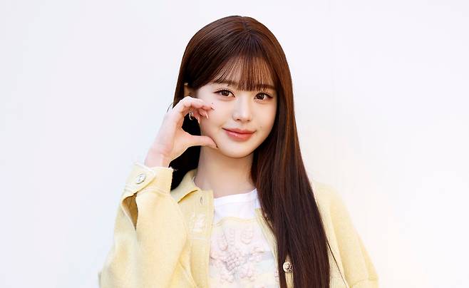 그룹 아이브 장원영이 29일 오전 서울 성동구 플라츠2에서 열린 배리 2026 컬렉션 론칭 기념 포토 행사에서 포즈를 취하고 있다. /뉴시스