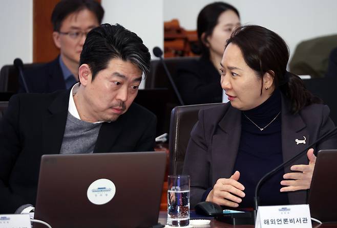 조한상 홍보기획비서관(왼쪽)과 최성아 해외언론비서관./뉴스1