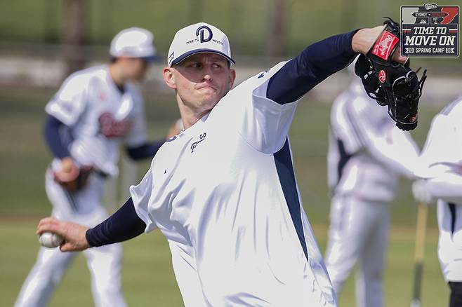 시드니 블랙타운 야구장에서 훈련을 시작한 플렉센. 두산 제공