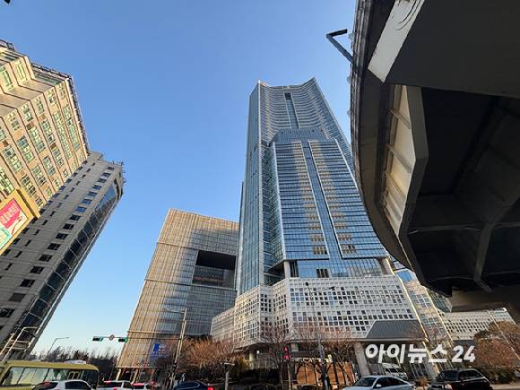 신용산역과 용산역 사이에 위치한 '래미안용산더센트럴'이 보이고 있다. [사진=김민지 기자]