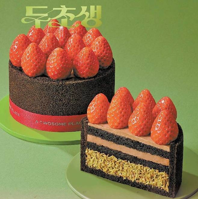 투썸플레이스가 스초생을 확장한 ‘두초생 미니’와 ‘말차스초생’을 시즌 한정으로 출시했다. 사진은 고객의 출시 요청이 이어졌던 두초생 미니. [사진 투썸플레이스]