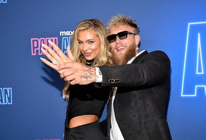 유타 레이르담과 제이크 폴이 나란히 손을 들어 보이고 있다. [AP=연합뉴스]