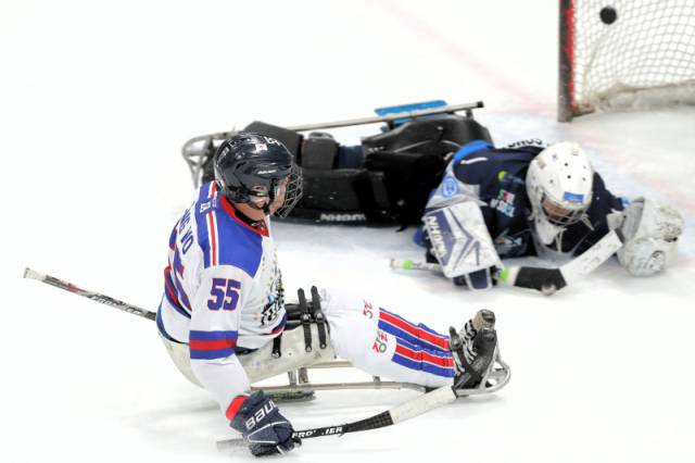 ▲ 강원도청 장종호가 29일 강릉하키센터에서 열린 서울 선발과 제23회 전국장애인동계체육대회 혼성 아이스하키 준결승에서 득점을 터트리고 있다.   한규빈 기자