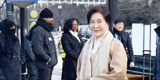 < 홍라희, 갈라 디너 참석 > 홍라희 리움미술관 명예관장이‘이건희 컬렉션’ 갈라 디너 행사장에 들어서고 있다. /연합뉴스