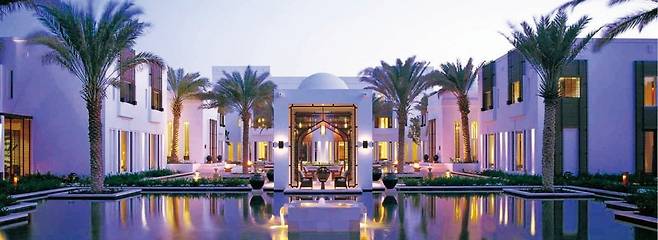 오만 수도 무스카트에 자리한 ‘더 체디 무스카트’. 오만의 전통 건축 양식과 미니멀리즘이 조화된 인기 있는 숙소다.  /더 체디 홈페이지 캡처