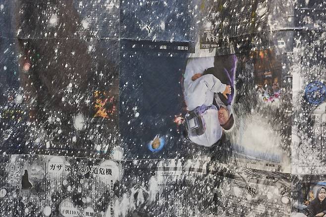 수미 카나자와, 신문지 위의 드로잉, 2025, 신문지, 연필, 가변 설치 / 제공. 포도뮤지엄