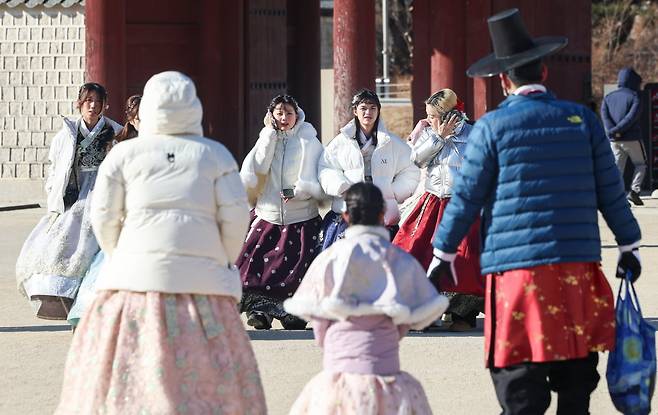 지난 21일 서울 종로구 경복궁에서 두터운 외투를 입은 외국인 관광객들이 추위를 피해 발걸음을 재촉하고 있다. 사진=임형택 기자