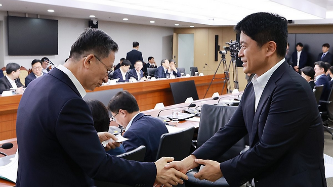 이장형 대통령실 법무비서관(오른쪽)이 지난해 7월30일 용산 대통령실 청사에서 이재명 대통령 주재로 열린 비상경제점검 태스크포스(TF) 3차 회의에서 정성호 법무부 장관과 악수를 하고 있다. 연합뉴스