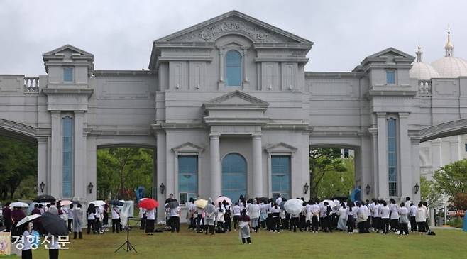김건희 특검팀이 한학자 통일교 총재가 머무는 경기 가평군 천정궁을 압수수색한 지난해 7월18일 통일교 신자들이 건물 입구에서 기도하고 있다. 정효진 기자