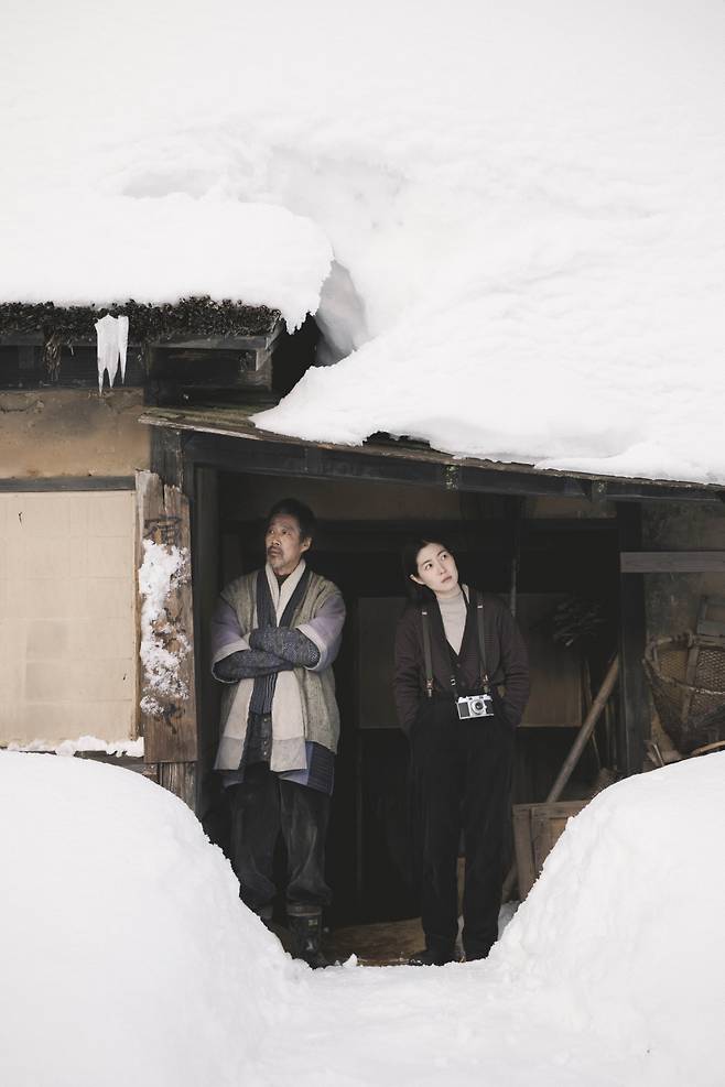 영화 <여행과 나날>의 한 장면. 배우 츠즈미 신이치 (왼쪽)과 심은경. 엣나인필름 제공