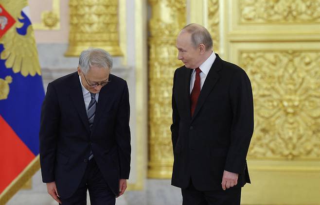 Russia's President Vladimir Putin, right, stands next to South Korea's Ambassador to Russia Lee Sok-bae during a ceremony to receive letters of credence from newly appointed foreign ambassadors at the Grand Kremlin Palace in Moscow on Jan. 15. [AFP/YONHAP]