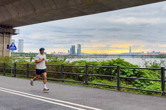 A man is running by the Han River in Seoul.[JOONGANG ILBO]
