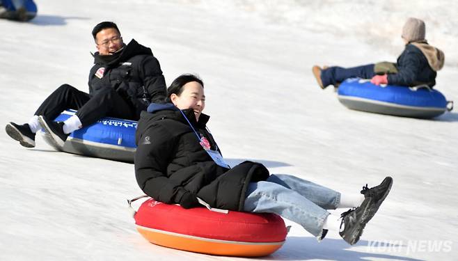2026 화천산천어축제 폐막을 이틀 앞둔 30일, 축제장을 찾은 내외국인 관광객들이 눈썰매를 타며 겨울의 재미를 만끽하고 있다.(화천군 제공)