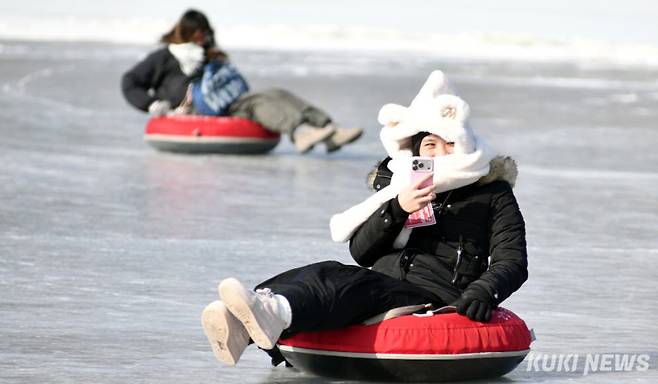 2026 화천산천어축제 폐막을 이틀 앞둔 30일, 축제장을 찾은 내외국인 관광객들이 눈썰매를 타며 겨울의 재미를 만끽하고 있다.&nbsp;
