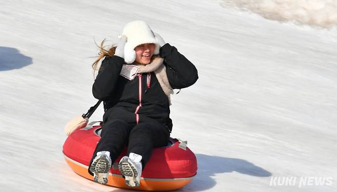 2026 화천산천어축제 폐막을 이틀 앞둔 30일, 축제장을 찾은 내외국인 관광객들이 눈썰매를 타며 겨울의 재미를 만끽하고 있다.&nbsp;