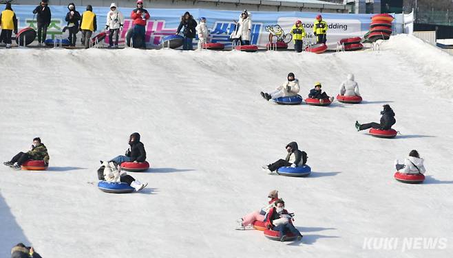 &nbsp;2026 화천산천어축제 폐막을 이틀 앞둔 30일, 축제장을 찾은 내외국인 관광객들이 눈썰매를 타며 겨울의 재미를 만끽하고 있다.&nbsp;