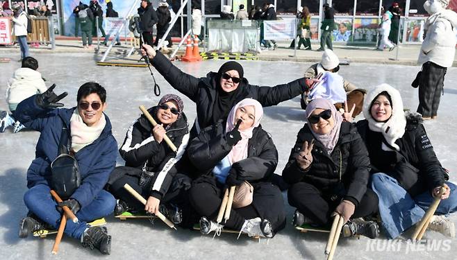 2026 화천산천어축제 폐막을 이틀 앞둔 30일, 축제장을 찾은 외국인 관광객들이 얼음썰매를 타며 겨울의 재미를 만끽하고 있다.(화천군 제공)
