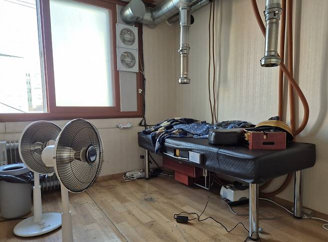 오태원 부산 북구청장이 구청사 내 약 15㎡ 규모로 꾸린 쑥뜸 시술방. 연합뉴스