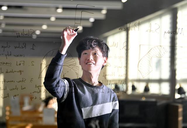 백진언(31) 고등과학원(KIAS) 허준이수학난제연구소 박사가 지난 22일 서울 동대문구 고등과학원에서 ‘소파 문제’ 증명을 적고 있다.  윤성호 기자