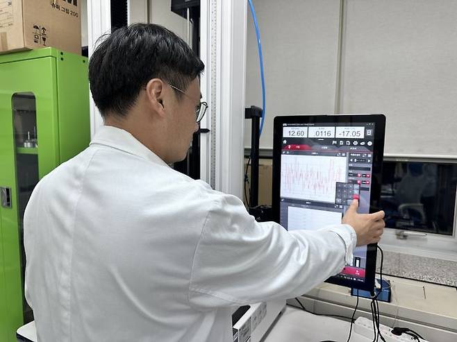 [진주=뉴시스]KTL 직원이 인장 및 압축시험기의 속도를 측정하고 있다.(사진=KTL 제공).2026.01.30.photo@newsis.com *재판매 및 DB 금지