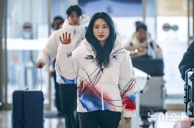 [인천공항=뉴시스] 정병혁 기자 =  2026 밀라노·코르티나담페초 동계올림픽에 출전하는 쇼트트랙 김길리가 30일 인천국제공항 제2터미널을 통해 출국하기 위해 공항으로 들어서고 있다. 2026.01.30. jhope@newsis.com